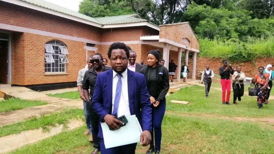 [NewConnect Malawi (27/01/2025),Wolemba :Charles Yeau Nedie].   Bwalo la milandu la Magistrate ku Lilongwe layimitsa kaye mlandu  mpaka pa 20 February omwe ukukhudza Tamia Ja msungwana odziwika bwino mmasamba a mchezo popeza aboma sanapereke zikalata za mlandu ku bwaloli.   Yemwe akuyimira oganiziridwayu  a Stanley Chirwa adandaula kuti a kumbali ya boma sanapereke zikalatazi kwa oganiziridwa  kuti akhale odziwa zomwe akubwelera ku bwaloli asanayambe kuyankhapo kotero iwo ndi omwe anapempha bwalo kuti apatsidwe nthawi.   A chirwa apemphaso aboma kuti apereke zikalatazi kwa iwo  pasanathe masiku asanu ndi awiri.